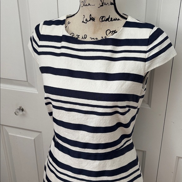 J. Crew suiting Navy & White Cap sleeve fitted dress. Sz 4 - Picture 4 of 7